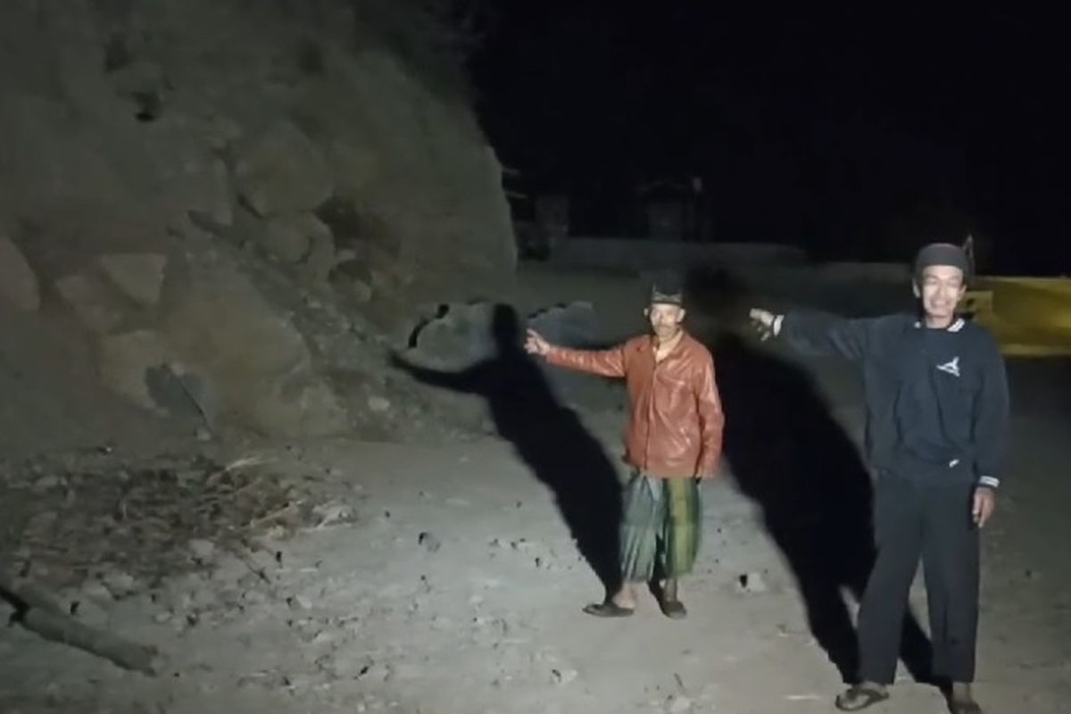 Ari menujukkan lokasi tambang batu tempat truk mengisi batu sebelum terjun ke jurang sedalam 30 meter di Desa Karanggupito, Kecamatan Kendal, Kabupaten Ngawi, Minggu (4/8/2024).