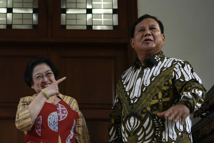 Ketua Umum PDI Perjuangan Megawati Soekarnoputri (kiri) dan Ketua Umum Partai Gerindra Prabowo Subianto (kanan) memberikan keterangan pers usai pertemuan tertutup di Jakarta, Rabu (24/7/2019). Pertemuan kedua tokoh nasional bersama sejumlah elit Partai Gerindra dan PDI Perjuangan tersebut dalam rangka silaturahmi pasca Pemilu Presiden 2019.