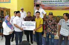 Jalankan Program Seluma Melayani, Bupati Erwin Serahkan Kartu BPJS Ketenagakerjaan kepada 1.200 Nelayan