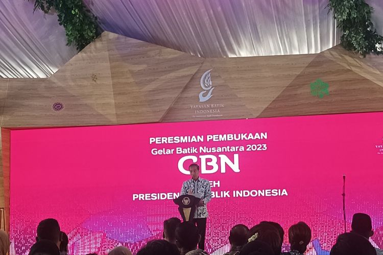 Presiden Joko Widodo saat membuka Gelar Batik Nusantara (GBN) yang digelar di Senayan Park, Jakarta, Rabu (2/8/2023).