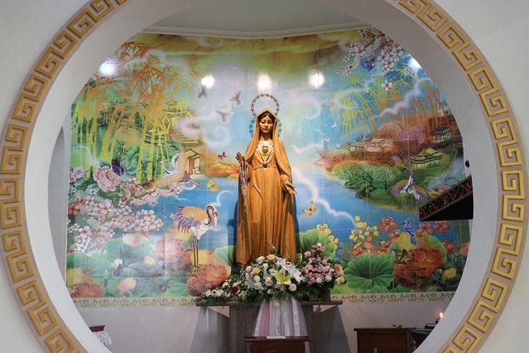 Patung Bunda maria di Dalam Gereja Santa Maria De Fatima