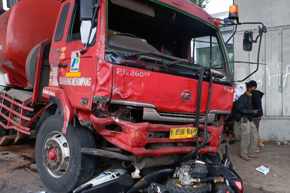 Truk BBM Pertamina terlibat kecelakaan maut di Jalan Raya Alternatif Cibubur atau Transyogi, wilayah Bekasi, Jawa Barat, Senin (18/7/2022). 