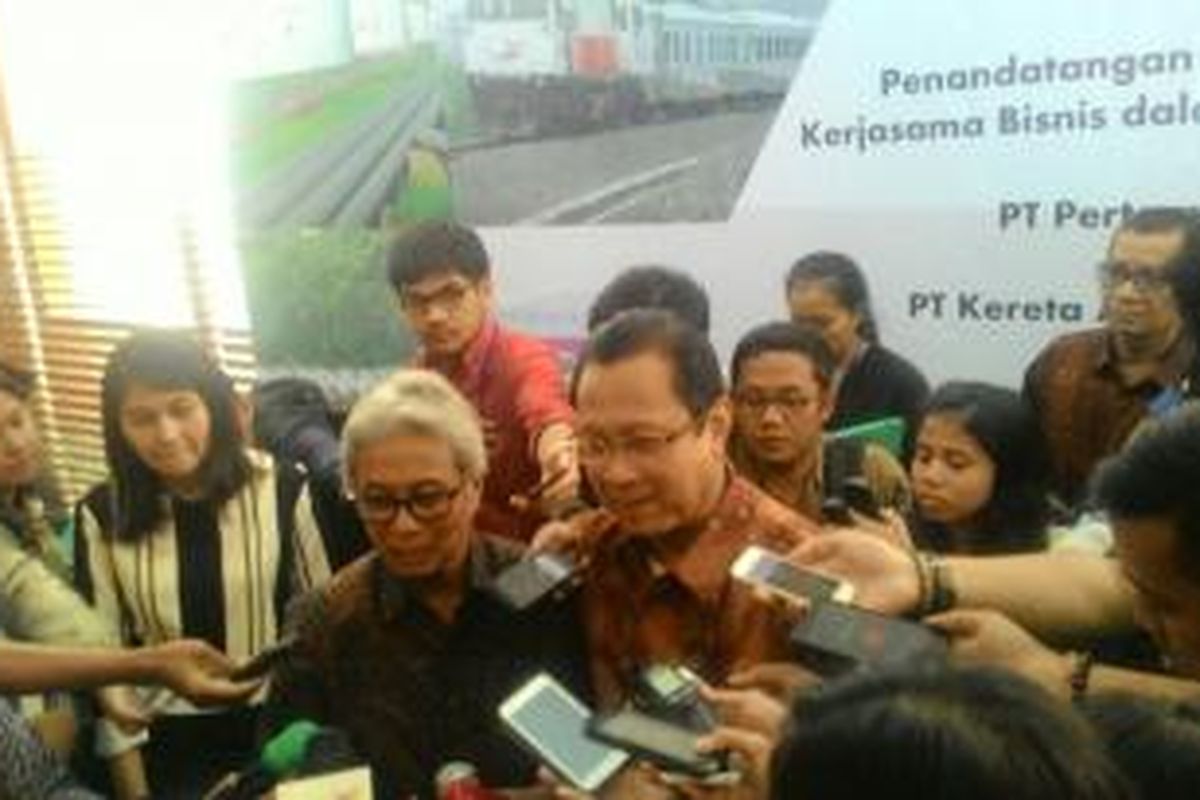 Direktur Utama Pertamina Dwi Soetjipto (kiri) dan Direktur Utama PT KAI Edi Sukmoro (kanan) usai menandatangani MoU antara dua perseroan, Jumat (28/8/2015).