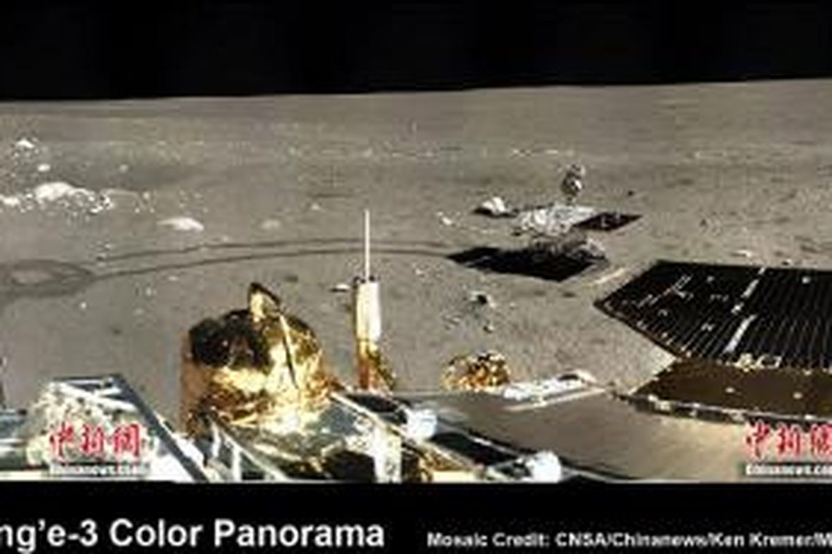 Panorama 360 derajat berwarna Bulan pertama dari citra yang diambil wahana Chang'e 3 milik China.