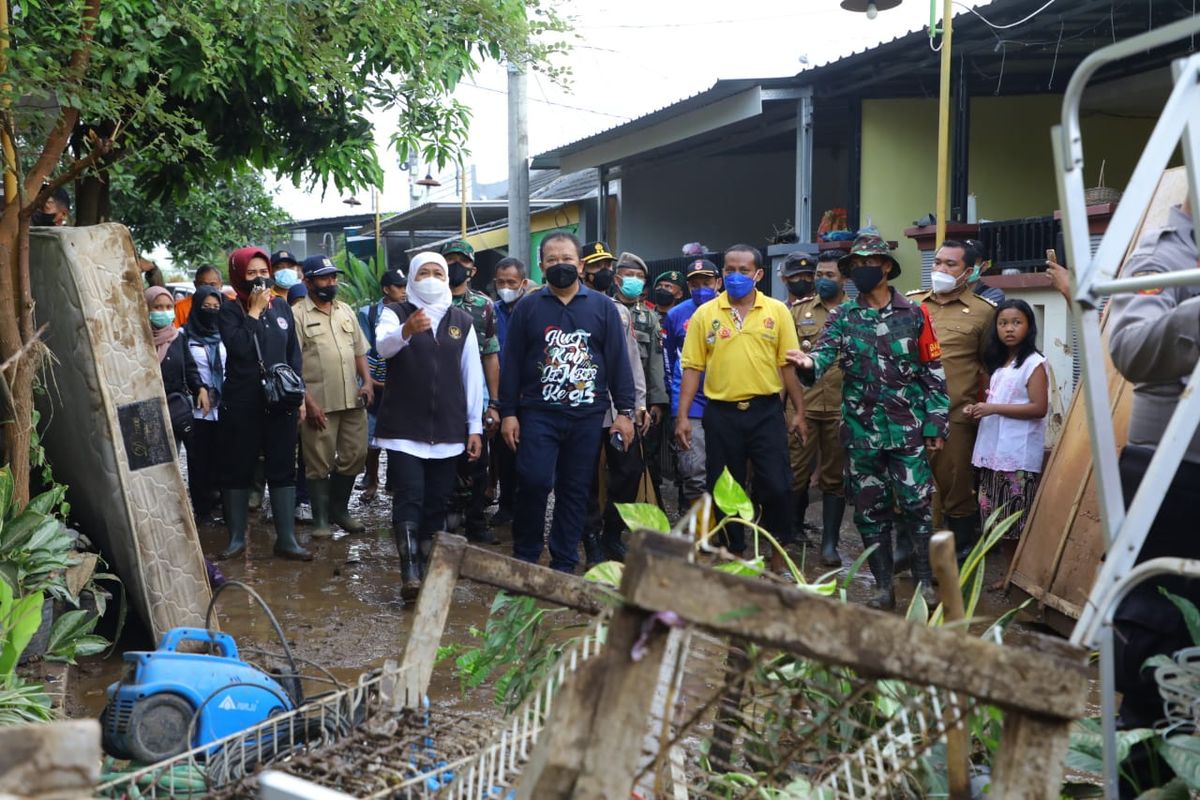 Khofifah Indar Parawansa  meninjau langsung lokasi  banjir  di perumahan Bumi Mangli Permai Kecamatan Kaliwates Senin (10/1/2022) sore