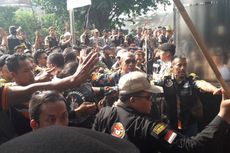 Massa Demonstrasi di Gedung KPK, Paksa Masuk Gedung hingga Dorong Polisi
