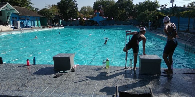 Dua paralympian renang Indonesia sedang bersiap untuk melakukan latihan di Kolam Renang Tirta Bhirawa Yudha KOPASSUS, Jumat (28/9/2018).