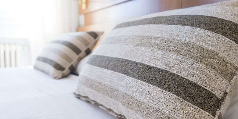 Cara Membersihkan Bantal Dengan Benar Sesuai Bahannya Halaman All Kompas Com