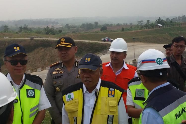 Menteri PUPR Basuki Hadimuljono (rompi kuning) saat meninjau ruas tol Ciawi-Sukabumi Seksi 1, Kamis (7/6/2018).