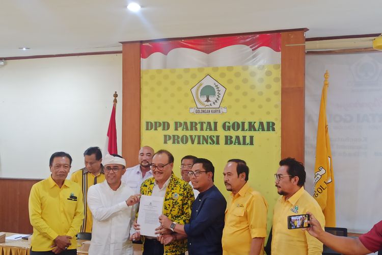 Ketua DPD Golkar Bali, I Nyoman Sugawa Korry, saat menyerahkan surat rekomendasi dukungan kepada bakal pasangan calon wali kota dan wakil wali kota IGN Jaya Negara dan I Kadek Agus Arya Wibawa atau Jaya-Wibawa di Kantor DPD Golkar Bali, Selasa (27/8/2024) siang.