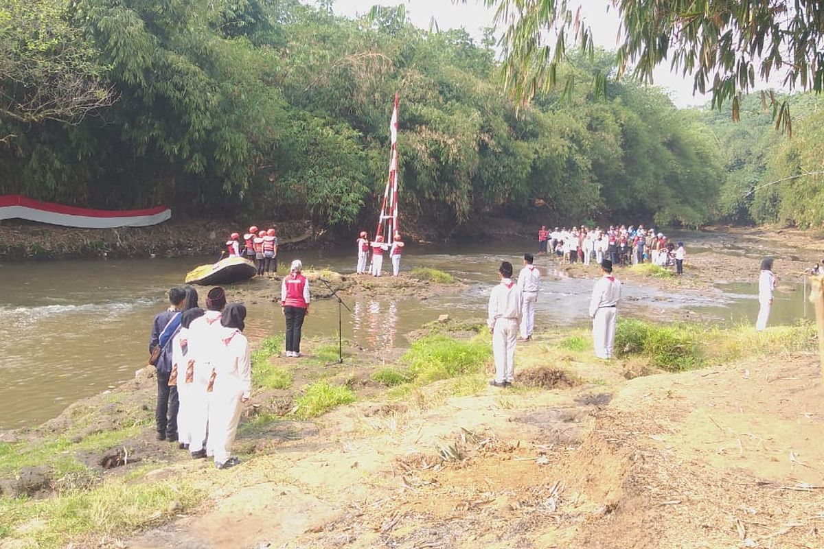 Komunitas Ciliwung Depok (KCD) pada Sabtu (17/8/2019), untuk yang keenam kalinya menyelenggarakan upacara pengibaran Bendera Merah Putih dalam rangka memperingati 74 tahun Proklamasi Kemerdekaan Republik Indonesia di aliran Sungai Ciliwung.