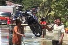 Banjir, Warga Buka Jasa Angkut Motor dengan Tarif Rp 20.000