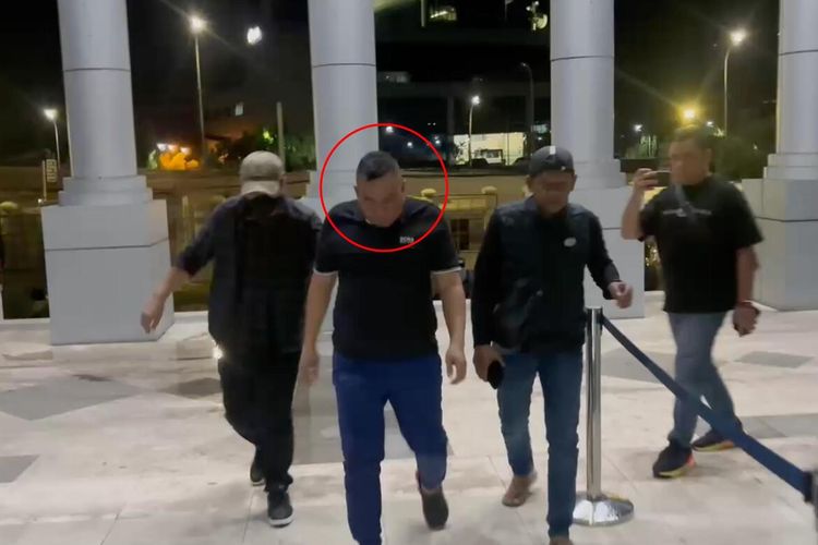 DPO kasus tindak pidana korupsi Muh Nasri yang dibawa petugas Kejati Sulsel usai diamankan di kediamannya dan diperiksa ke kantor Kejati Sulsel, Jalan Urip Sumiharjo, Kota Makassar, Sulsel, Kamis (3/7/2025).