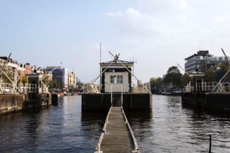 Rumah jembatan tertua adalah Amstelschutsluis, digambarkan, yang berasal dari 1672.