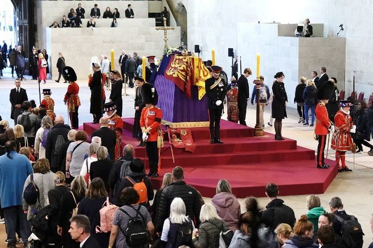 Cucu-cucu Ratu Elizabeth II berjaga di sekitar peti mati Ratu Elizabeth II yang terbungkus simbol Royal Standard dengan Mahkota Negara Kerajaan, di catafalque Westminster Hall, Istana Westminster, London, 17 September 2022, menjelang pemakamannya pada Senin (19/9/2022).