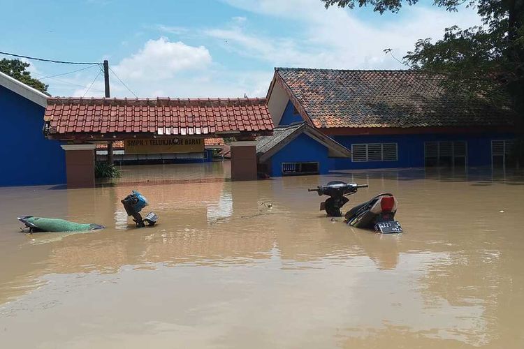 Banjir di Desa Karangligar, Kecamatan Telukjambe Barat, Karawang, Jawa Barat, Rabu (5/3/2025).