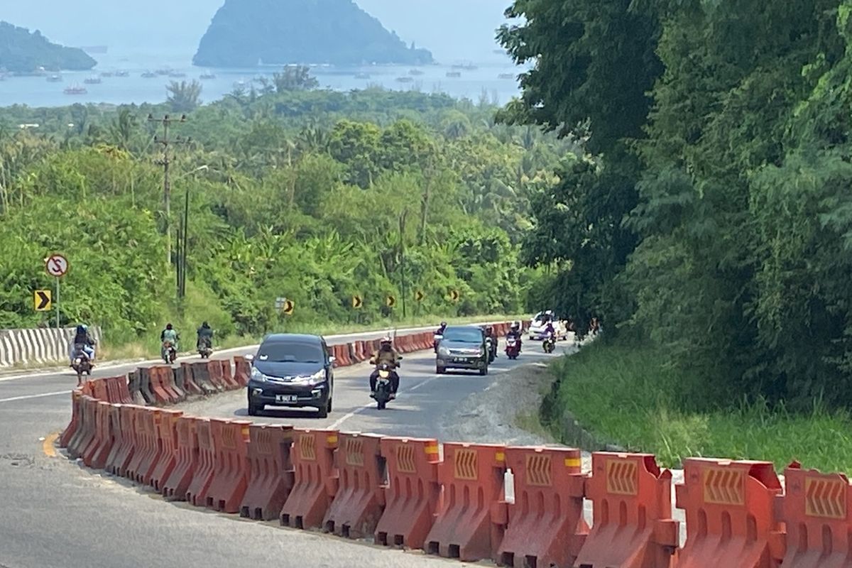 Pemudik melintasi tanjakan Tarahan di Lampung Selatan, Senin (24/4/2023) siang.