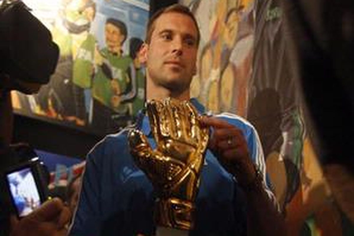 Kiper nasional Republik Ceko dan Chelsea, Petr Cech, memegang sarung tangan emas yang akan diberikan kepada kiper terbaik di Piala Dunia 2010.