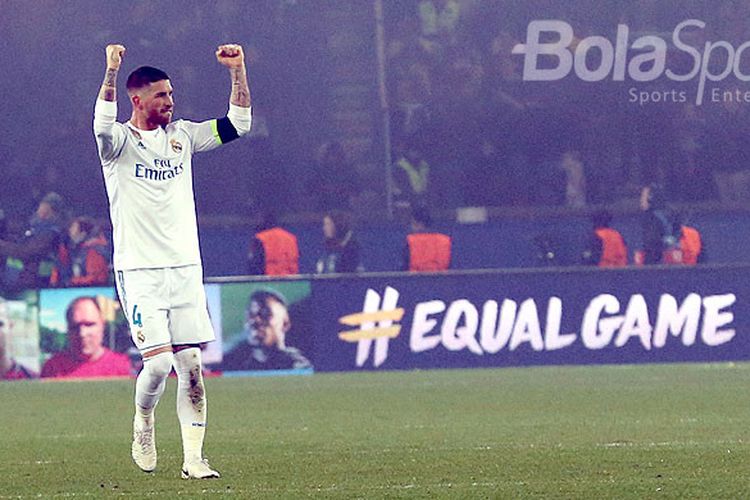 Bek Real Madrid, Sergio Ramos, merayakan kemenangan mereka atas Paris Saint-Germain dalam laga leg kedua 16 besar Liga Champions di Parc des Princes, Rabu (7/3) dini hari WIB.
