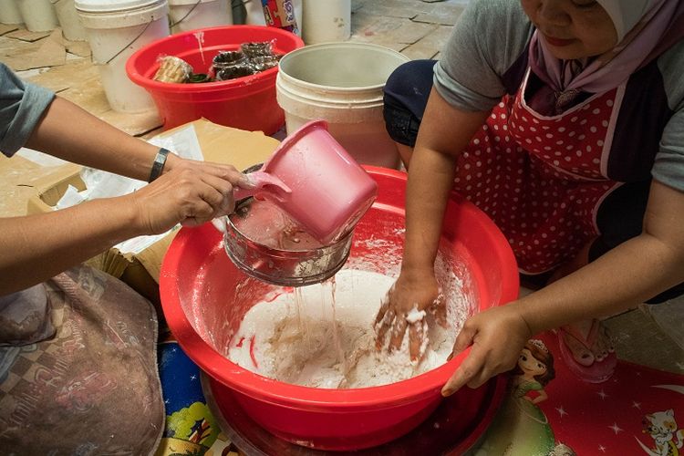 Setelah gula dan air diolah sedemikian rupa, biarkan selama satu hari agar olahan gula menjadi dingin. Selanjutnya di esok hari baru olahan tersebut dicampur dengan tepung ketan, Sawangan, Depok, Selasa (14/1/2020).