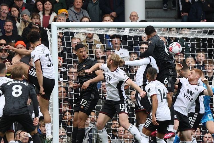 Gabriel Magalhaes mencetak gol melalui sundulan kepala dalam laga pekan ke-27 Liga Inggris 2022-2023 antara Fulham vs Arsenal di Craven Cottage, Minggu 12 Maret 2023. (ADRIAN DENNIS / AFP) 