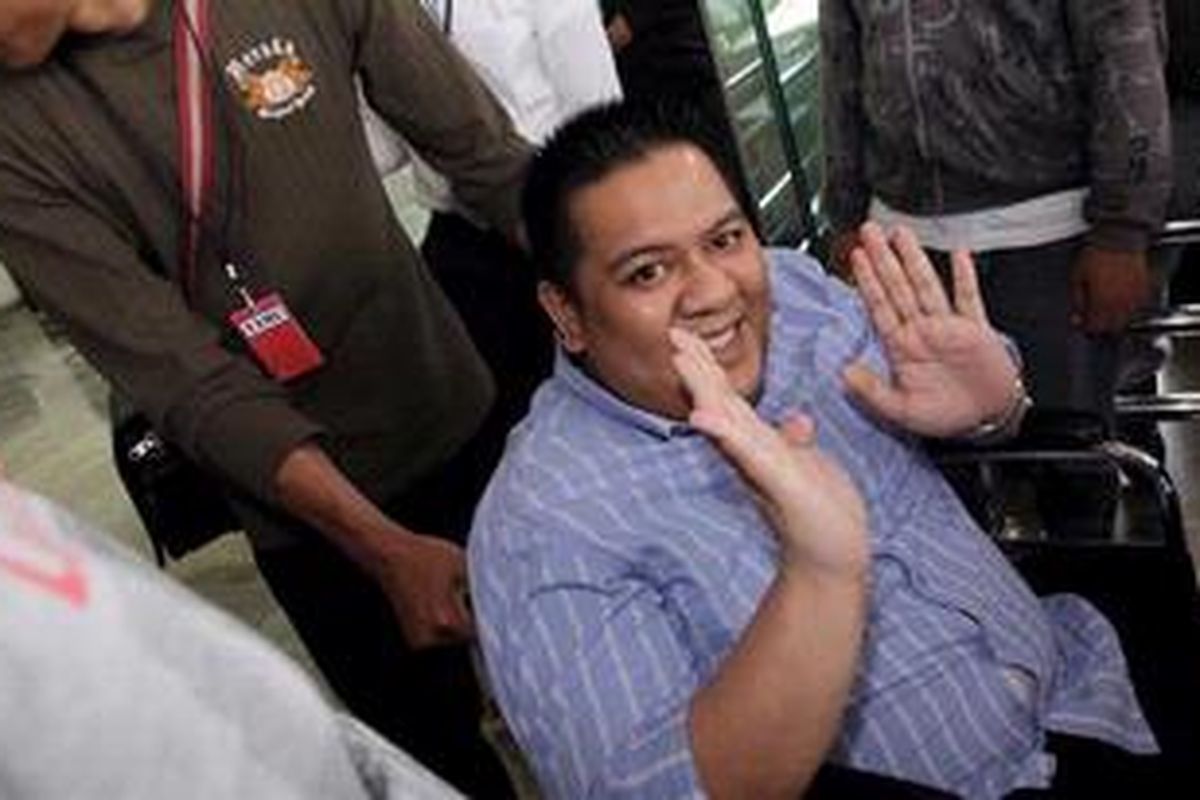 Tersangka Dendy Prasetya kembali diperiksa Komisi Pemberantasan Korupsi, Jakarta, Selasa (20/11/2012), dalam kasus dugaan korupsi pengadaan Alquran dan peralatan labolatorium Kementerian Agama. Dalam pengembangan penyidikan, penyidik KPK menduga Dandy bersama ayahnya Zulkarnain Djabar menerima sedikitnya lebih dari Rp10 miliar.  