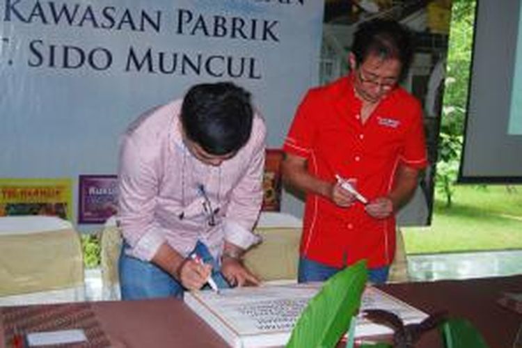 Presdir PT Industri Jamu dan Farmasi Sido Muncul Tbk, Irwan Hidayat dan Bupati Belitung Timur, 

Basuri Tjahja Purnama, Jumat (12/12/2014) melakukan MoU (perjanjian kerjasama) dalam hal pengadaan dan 
pengembangan bahan baku.