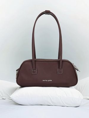 Tas lokal kini makin stylish dan elegan. Simak 5 rekomendasi brand lokal tas wanita yang bisa jadi andalan untuk kerja, hangout, hingga acara formal.