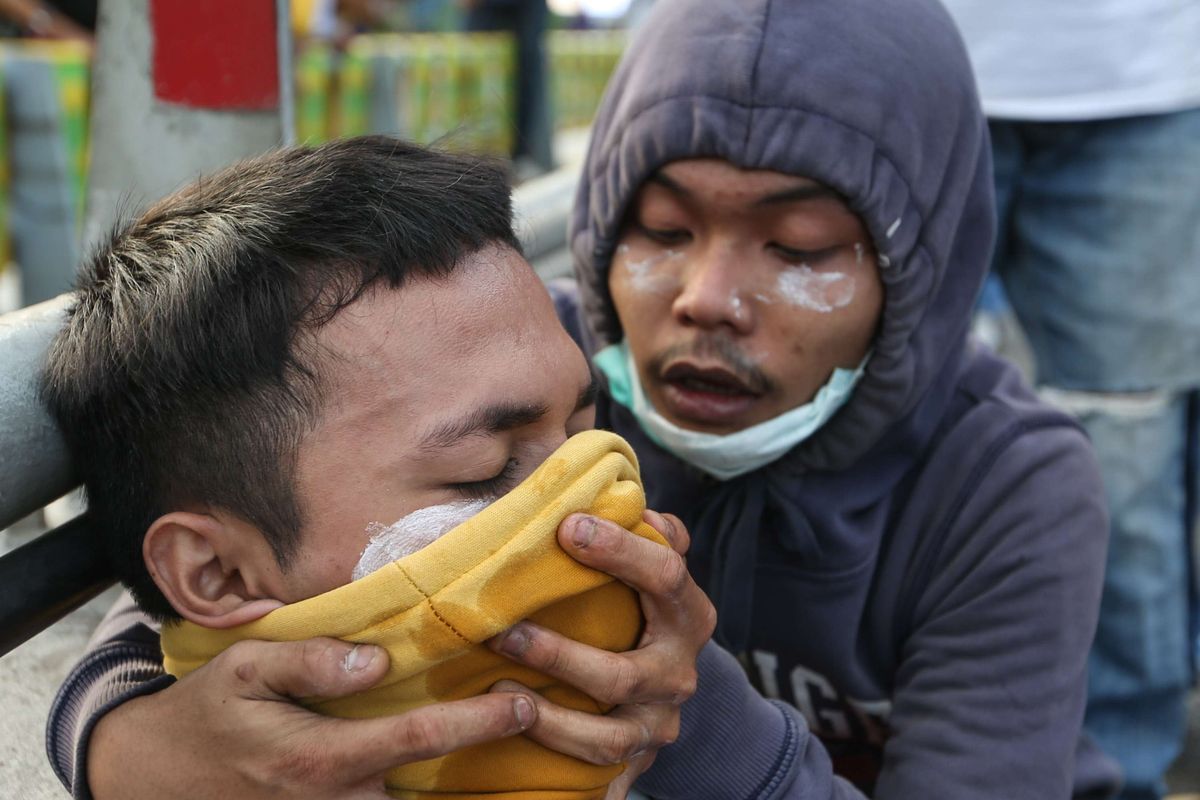 Pelajar luka terkena gas air mata akibat bentrokan dengan polisi saat demonstrasi menolak Rancangan Kitab Undang-Undang Hukum Pidana (RKUHP) dan Undang-Undang Komisi Pemberantasan Korupsi (UU KPK) di Slipi, Jakarta Barat, Senin (30/9/2019). Akibat kericuhan ini tol dalam kota di kawasan Slipi lumpuh total.