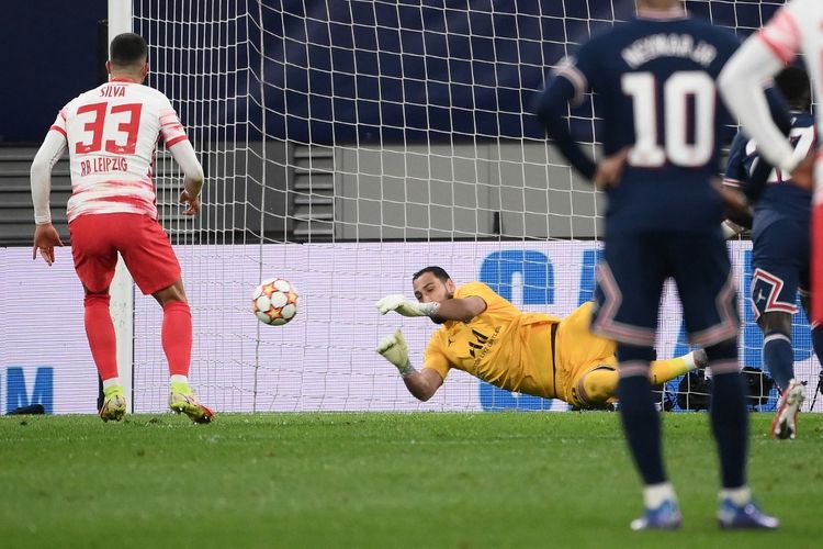 Kiper Paris Saint-Germain Gianluigi Donnarumma menahan penalti Andre Silva saat PSG melawan RB Leipzig pada laga lanjutan Grup A Liga Champions di RB Arena, Kamis (4/11/2021) dini hari WIB.