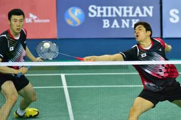 Pemain ganda putra Korea, Lee Yong-dae (kanan)/Yoo Yeon-seong, bertanding melawan ganda India, Sumeth Reddy Buss/Mau Attri, pada babak pertama beregu putra Asian Games 2014 di Incheon, Korea Selatan, Sabtu (20/9/2014). Lee/Yoo menang 21-12, 21-9.