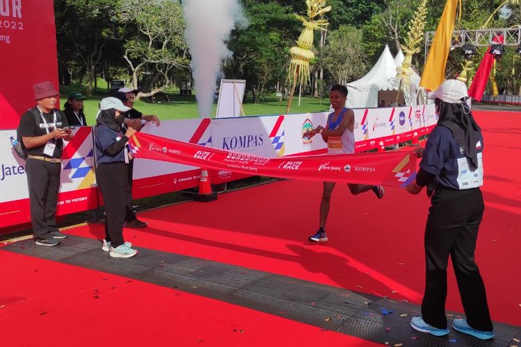 Nur Shodiq saat memasuki garis finis lomba Elite Race Borobudur Marathon 2022. Nur Shodiq menjadi juara Elite Race Borobudur Marathon 2022 yang digelar di Taman Lumbini, Condi Borobudur, Magelang, Jawa Tengah, pada Sabtu (12/11/2022).