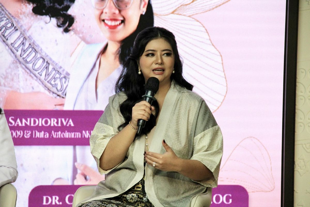 Puteri Indonesia 2009 dan Duta Autoimun NKRI Qory Sandioriva dalam talkshow Kartini Kini 2025 Dengarkan Tubuhmu, di Menara Kompas, Jakarta Pusat, Kamis (24/4/2025)
