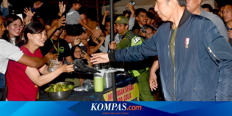 Jokowi Rayakan Tahun Baru di Solo, Sapa Warga dan Hampiri Stan UMKM