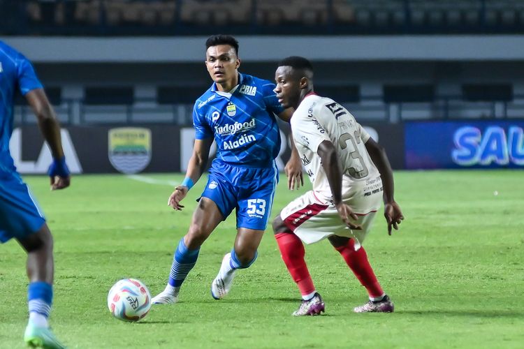 Rachmat Irianto (no 53) memberikan bola kepada rekannya Levy Madinda dalam pertandingan pekan ke-6 Liga 1 2023-2024 antara Persib vs Bali United, Kamis (3/8/2023) di Stadion Gelora Bandung Lautan Api (GBLA).