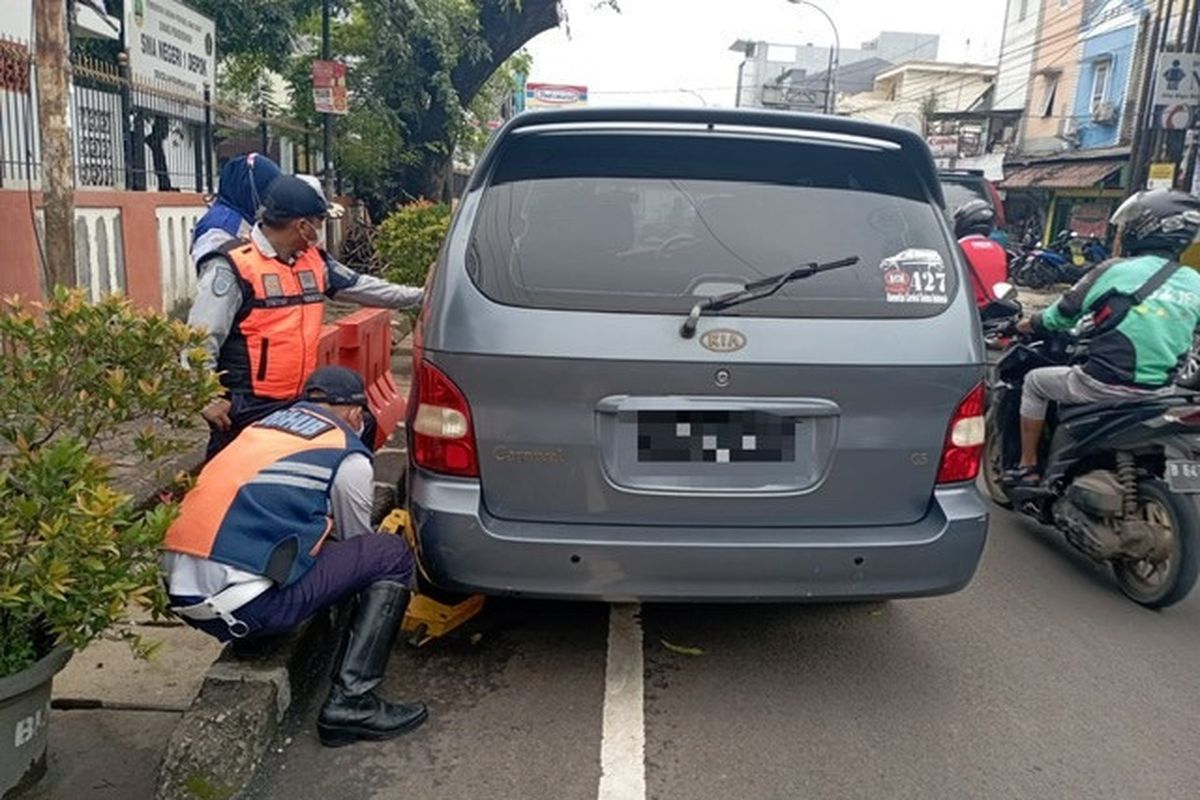 Penggembokan roda mobil yang parkir sembarangan