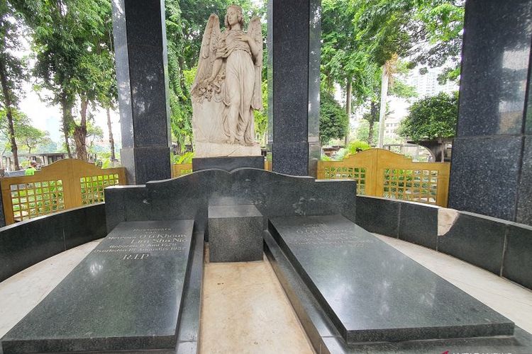 Lim Sha Nio and O.G. Khouws tombstones in the O.G. Khouw Mausoleum in Petamburan Cemetery, Tanah Abang, Central Jakarta