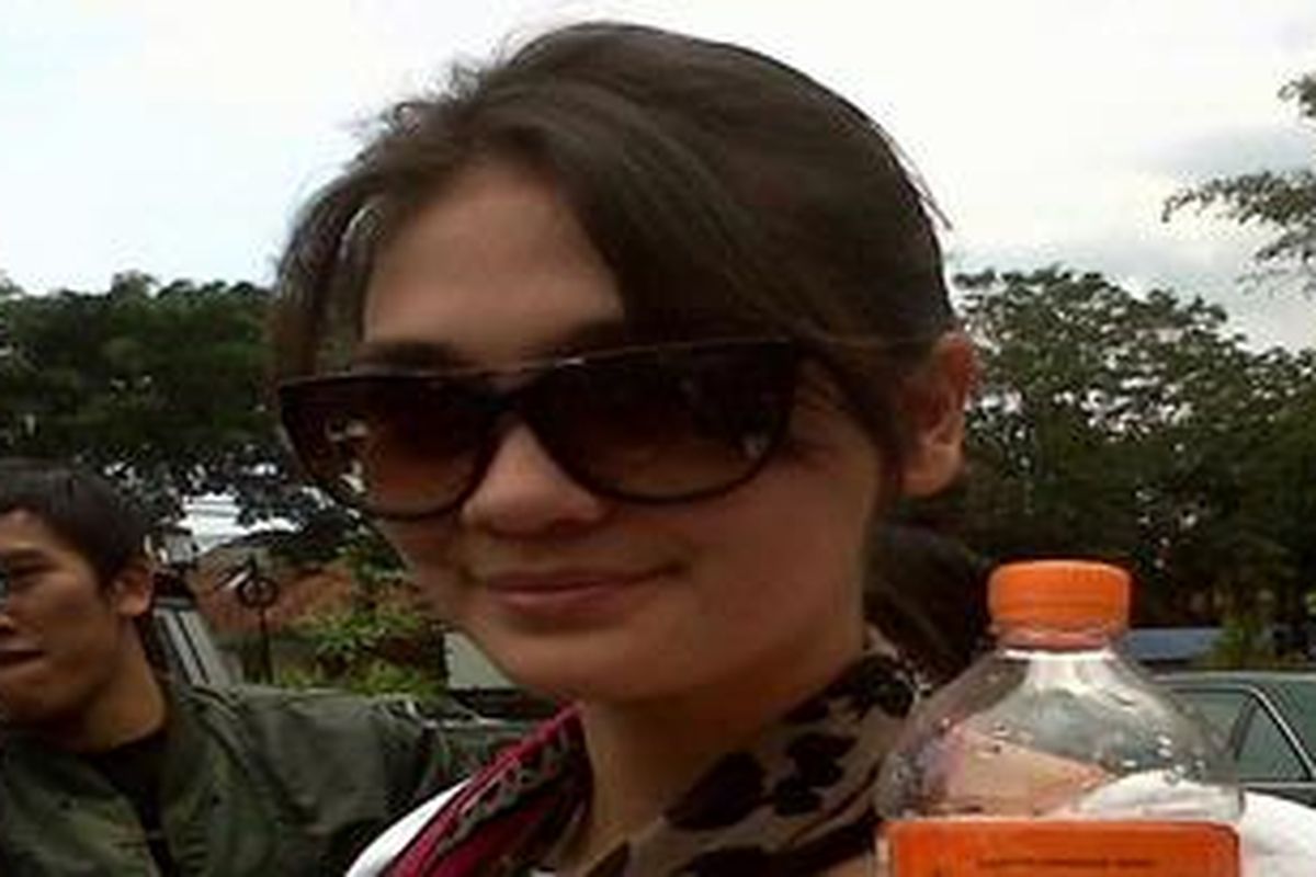 Luna Maya menjenguk kekasihnya, Nazriel Irham atau Ariel, yang ditahan di Rumah Tahanan Kebon Waru, Bandung, sejak 20 Oktober 2010.  