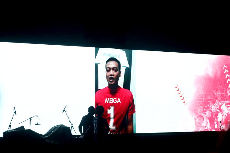 Mantan Penjaga gawang Timnas Indonesia Kurnia Meiga turut hadir melalui video saat acara launching tim dan jersey Arema FC musim 2022-2023 di Stadion Gajayana Malang, Rabu (20/7/2022) malam.