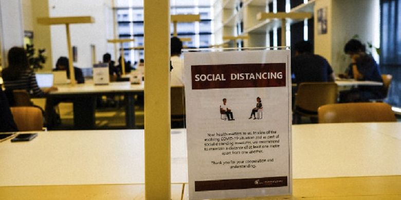 Terlihat pengumuman Social Distancing di meja Perpustakaan Nasional Singapura. Peraturan Social Distancing resmi diberlakukan di negeri Singa mulai Kamis, 26 Maret 2020, pukul 23.59 di mana perkumpulan dibatasi maksimum 10 orang dan jarak antara orang ke orang harus minimum 1meter.