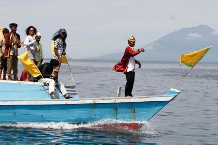 Salah satu perahu peserta ritual adat Sigofi Ngolo di Festival Teluk Jailolo 2014, Kabupaten Halamahera Barat, Maluku Utara, Jumat (30/5/2014).