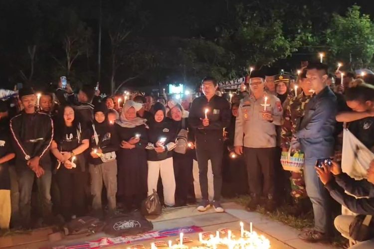 NYALAKAN LILIN—Ribuan suporter membacakan doa dan menyalakan lilin untuk ratusan korban meninggal kerusuhan kerusuhan di Stadion Kanjuruhan Malang di Stadion Wilis Kota Madiun, Jawa Timur, Selasa (4/10/2022) malam.