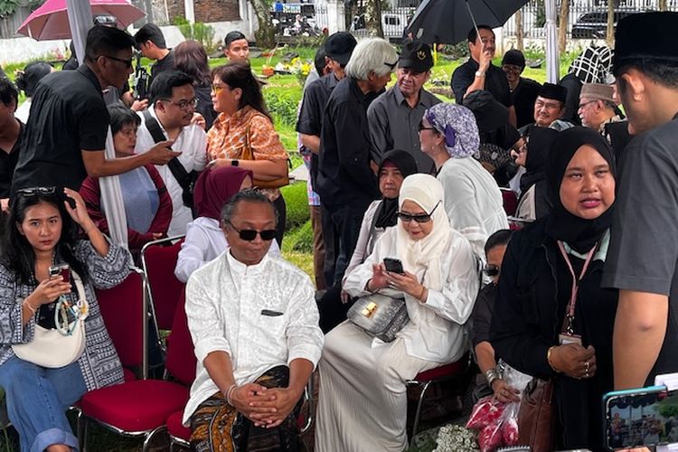 Dewi Yull Hadiri Pemakaman Ray Sahetapy