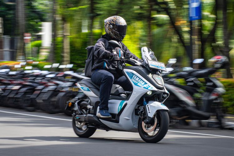 Tiga orang terpilih menjajal motor listrik Yamaha E01 selama 8 jam berkeliling Jakarta melewati berbagai kondisi jalanan perkotaan. 