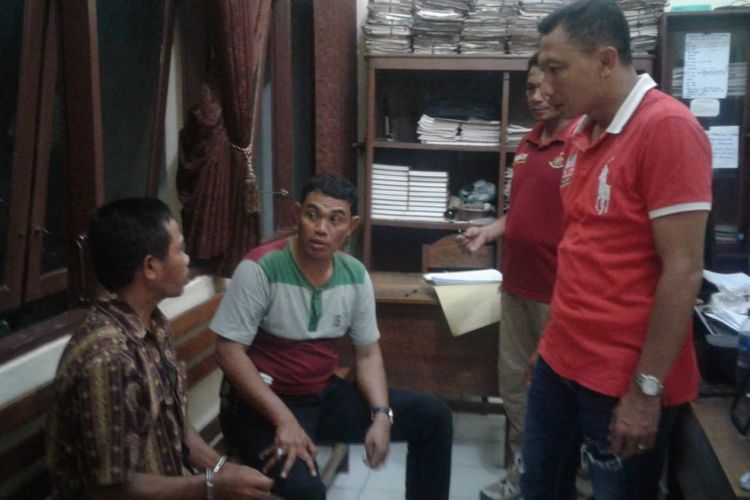 Kasat Reskrim Polres Blora, AKP Heri Dwi Utomo menginterogasi M Januri (38), pelaku pembunuhan istrinya, Sulasmini (37) di Mapolres Blora, ‎Rabu (28/11/2018) malam.