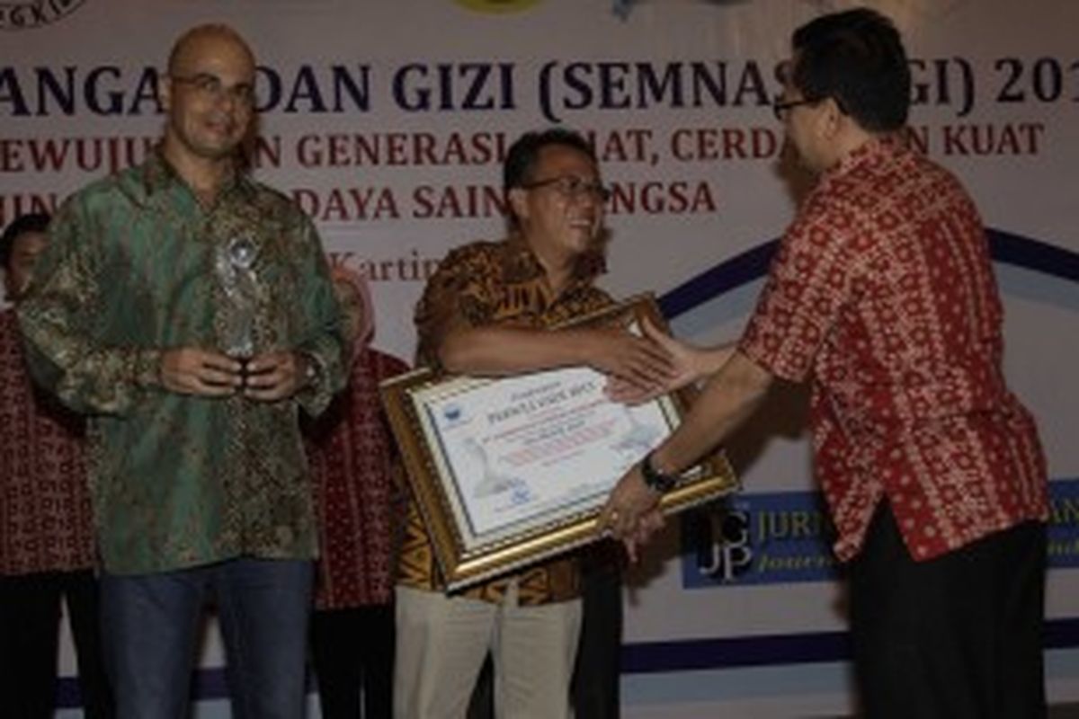 Ketua Pergizi Pangan (Persatuan Pakar Gizi dan Pangan) Prof Dr Hardinsyah menyerahkan penghargaan Peduli Gizi 2013 kepada Presiden Direktur Sarihusada Boris Bourdin didamping Head of Corporate Affairs Sarihusada Arif Mujahidin. Sarihusada mendapat penghargaan kategori Edukasi Gizi untuk program 'Ayo Melek Gizi' dan akun twitter @nutrisi_bangsa.