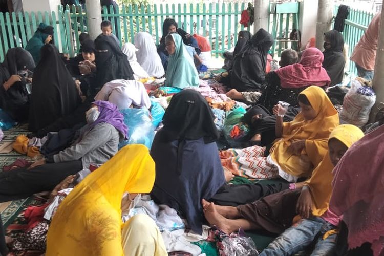 Sebanyak 110 warga Rohingnya terdampar di bibir pantai Desa Meunasah Baro, Kecamatan Muara Batu, Kabupaten Aceh Utara, Provinsi Aceh, Selasa (15/11/2022).