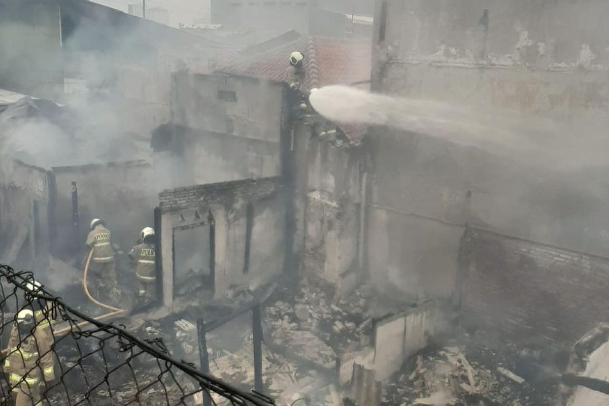 Kebakaran melanda sejumlah bangunan warga di permukiman padat penduduk di Jalan Mangga Besar XI, 010/006, Kel. Tangki, Kecamatan Taman Sari, Jakarta Barat, pada Selasa (13/9/2022) siang. 