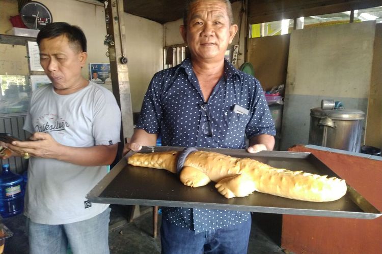 Roti buaya berkalung ban yang viral di Palu, Kamis (20/2/2020)