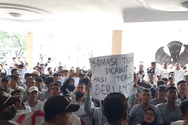 Ratusan mahasiswa, dosen dan alumni Fakultas Keolahragaan (FKOR) Universitas Sebelas Maret (UNS) Solo, Jawa Tengah menggelar aksi solidaritas moral di depan Rektorat kampus setempat, Kamis (2/2/2023).